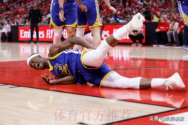 巴特勒倒地成功将球断下，库里追身三分命中勇士仅落后2分